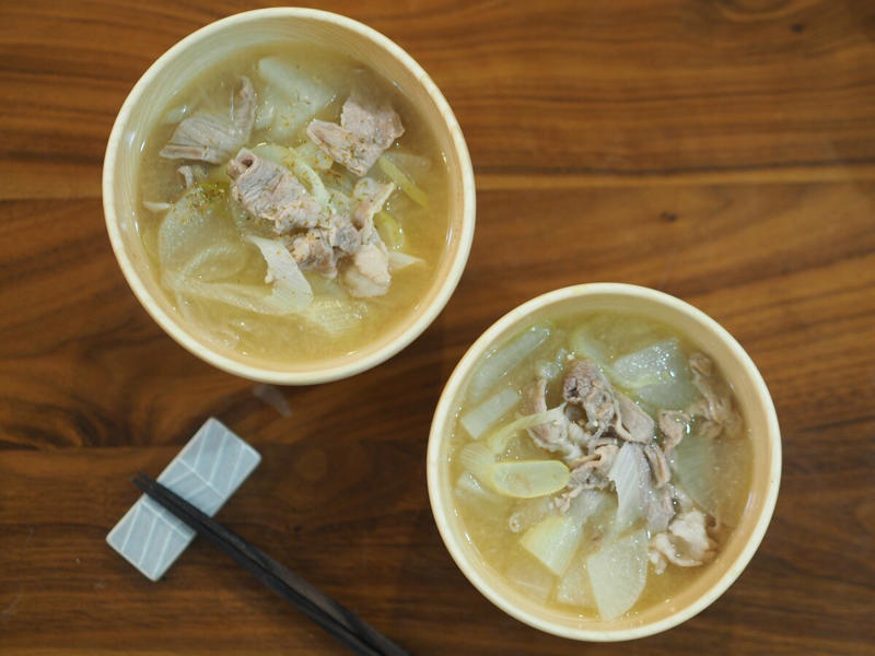 食べすぎを防ぐには「スープ」がおすすめ！, 1：まずは、体を温めてから食べる, 2：スープ1品で満足するためには「具をしっかり」入れる, 3：野菜は種類を増やすと、自然にかめる, 忙しい日にもつくりやすい「豚肉と大根とネギのシンプル豚汁」