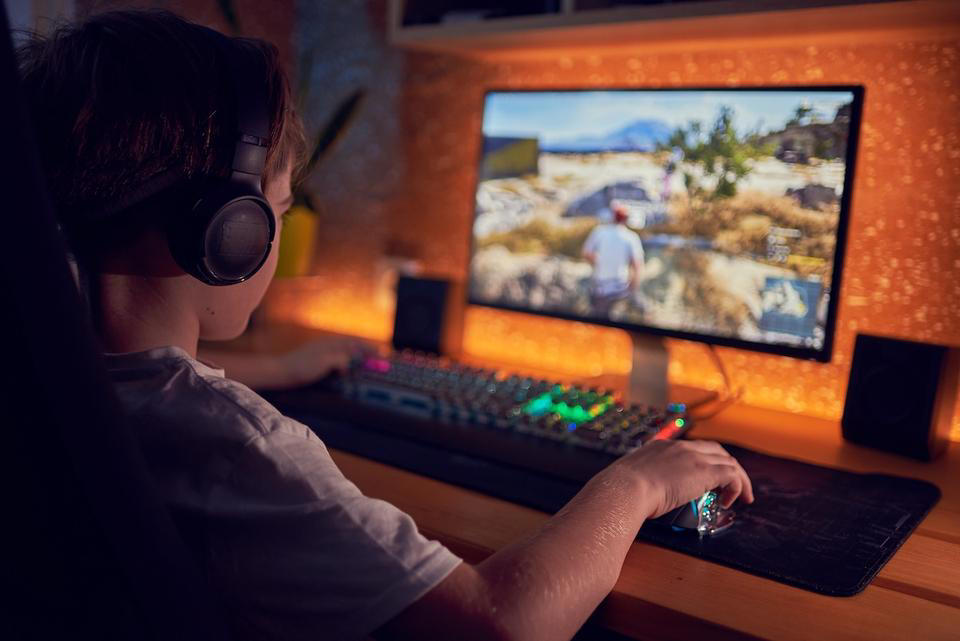 第1の決断：FIREナンバーが見えた瞬間──「ゴールから逆算する」思考への転換, 第2の決断：55歳のリタイアを「前借り」する──10年後では遅すぎると気づいた瞬間, 第3の決断：完全リタイアではなく「実験」にする──65歳で強くてニューゲームするために, 第4の決断：資産を「気にしない」──Action Numberという心の安全装置, 第5の決断：「達成感」を手放す──梅の花が教えた、過程を楽しむ生き方, 「レールを外れた」のではなく「乗り換えた」──進行形の実験が示すもの