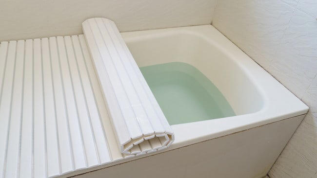 洗濯でお風呂の残り湯、使っても衛生的に問題ない？, お風呂のお湯を『洗濯で使う』メリット, お湯なので、汚れが落ちやすい, お風呂のお湯を『洗濯で使う』デメリット, 衛生面で不安が残る, 臭いが気になることがある, 素材によっては生地が劣化したり色落ちすることがある