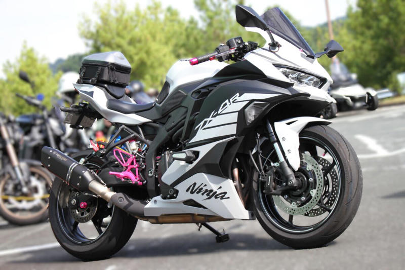 ホワイトの車体+ピンクの差し色で個性的にカスタム ZX-4R, デイトナ主催の人気イベント「茶ミーティング」 (1/4), デイトナ主催の人気イベント「茶ミーティング」 (2/4), デイトナ主催の人気イベント「茶ミーティング」 (3/4), デイトナ主催の人気イベント「茶ミーティング」 (4/4), オーナーさんの愛車を撮影 (1/2), オーナーさんの愛車を撮影 (2/2), オーナーのプロフィール, 車両を購入した理由は？, お気に入りのポイント：ピンクのバックステップ (1/2), 愛車との良い思い出・苦い思い出, ライディングポジション・走行フィーリングは？, お気に入りのポイント, お気に入りのポイント：ピンクのバックステップ (2/2), 購入を検討しているライダーへ (1/3), 愛車を見た周囲の反応は？, このバイクを購入しようとしているライダーに一言, 次に乗り替えるとしたらどんなバイク？, 購入を検討しているライダーへ (2/3), 購入を検討しているライダーへ (3/3)