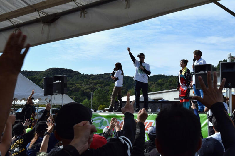 ホワイトの車体+ピンクの差し色で個性的にカスタム ZX-4R, デイトナ主催の人気イベント「茶ミーティング」 (1/4), デイトナ主催の人気イベント「茶ミーティング」 (2/4), デイトナ主催の人気イベント「茶ミーティング」 (3/4), デイトナ主催の人気イベント「茶ミーティング」 (4/4), オーナーさんの愛車を撮影 (1/2), オーナーさんの愛車を撮影 (2/2), オーナーのプロフィール, 車両を購入した理由は？, お気に入りのポイント：ピンクのバックステップ (1/2), 愛車との良い思い出・苦い思い出, ライディングポジション・走行フィーリングは？, お気に入りのポイント, お気に入りのポイント：ピンクのバックステップ (2/2), 購入を検討しているライダーへ (1/3), 愛車を見た周囲の反応は？, このバイクを購入しようとしているライダーに一言, 次に乗り替えるとしたらどんなバイク？, 購入を検討しているライダーへ (2/3), 購入を検討しているライダーへ (3/3)