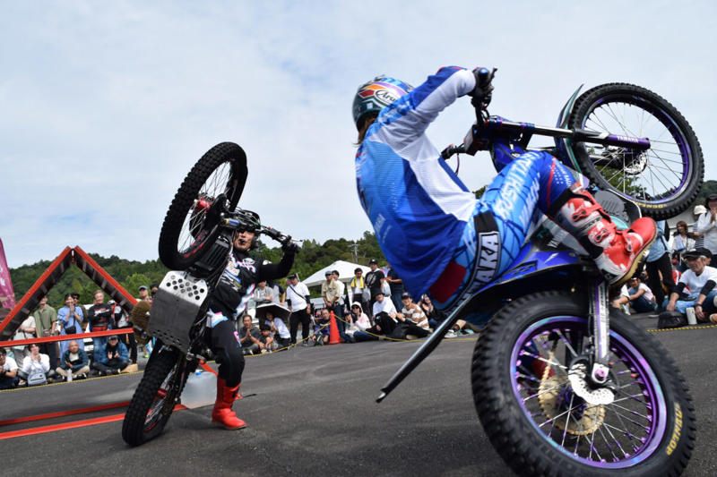 ホワイトの車体+ピンクの差し色で個性的にカスタム ZX-4R, デイトナ主催の人気イベント「茶ミーティング」 (1/4), デイトナ主催の人気イベント「茶ミーティング」 (2/4), デイトナ主催の人気イベント「茶ミーティング」 (3/4), デイトナ主催の人気イベント「茶ミーティング」 (4/4), オーナーさんの愛車を撮影 (1/2), オーナーさんの愛車を撮影 (2/2), オーナーのプロフィール, 車両を購入した理由は？, お気に入りのポイント：ピンクのバックステップ (1/2), 愛車との良い思い出・苦い思い出, ライディングポジション・走行フィーリングは？, お気に入りのポイント, お気に入りのポイント：ピンクのバックステップ (2/2), 購入を検討しているライダーへ (1/3), 愛車を見た周囲の反応は？, このバイクを購入しようとしているライダーに一言, 次に乗り替えるとしたらどんなバイク？, 購入を検討しているライダーへ (2/3), 購入を検討しているライダーへ (3/3)
