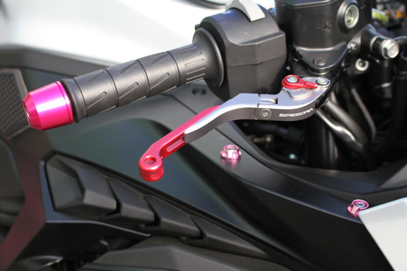 ホワイトの車体+ピンクの差し色で個性的にカスタム ZX-4R, デイトナ主催の人気イベント「茶ミーティング」 (1/4), デイトナ主催の人気イベント「茶ミーティング」 (2/4), デイトナ主催の人気イベント「茶ミーティング」 (3/4), デイトナ主催の人気イベント「茶ミーティング」 (4/4), オーナーさんの愛車を撮影 (1/2), オーナーさんの愛車を撮影 (2/2), オーナーのプロフィール, 車両を購入した理由は？, お気に入りのポイント：ピンクのバックステップ (1/2), 愛車との良い思い出・苦い思い出, ライディングポジション・走行フィーリングは？, お気に入りのポイント, お気に入りのポイント：ピンクのバックステップ (2/2), 購入を検討しているライダーへ (1/3), 愛車を見た周囲の反応は？, このバイクを購入しようとしているライダーに一言, 次に乗り替えるとしたらどんなバイク？, 購入を検討しているライダーへ (2/3), 購入を検討しているライダーへ (3/3)
