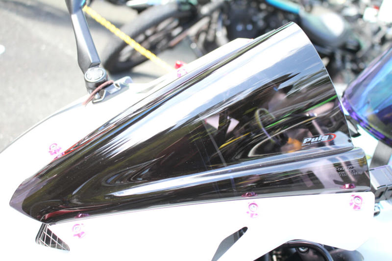 ホワイトの車体+ピンクの差し色で個性的にカスタム ZX-4R, デイトナ主催の人気イベント「茶ミーティング」 (1/4), デイトナ主催の人気イベント「茶ミーティング」 (2/4), デイトナ主催の人気イベント「茶ミーティング」 (3/4), デイトナ主催の人気イベント「茶ミーティング」 (4/4), オーナーさんの愛車を撮影 (1/2), オーナーさんの愛車を撮影 (2/2), オーナーのプロフィール, 車両を購入した理由は？, お気に入りのポイント：ピンクのバックステップ (1/2), 愛車との良い思い出・苦い思い出, ライディングポジション・走行フィーリングは？, お気に入りのポイント, お気に入りのポイント：ピンクのバックステップ (2/2), 購入を検討しているライダーへ (1/3), 愛車を見た周囲の反応は？, このバイクを購入しようとしているライダーに一言, 次に乗り替えるとしたらどんなバイク？, 購入を検討しているライダーへ (2/3), 購入を検討しているライダーへ (3/3)