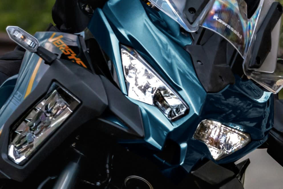 カワサキ「VERSYS 1100 SE」新色で登場, 便利なスマートフォンアプリとの連携で、ライディング体験がさらに快適に, 新色：メタリックディープブルー×メタリックディアブロブラック, VERSYS 1100 SE(メタリックディープブルー×メタリックディアブロブラック) (1/3), VERSYS 1100 SE(メタリックディープブルー×メタリックディアブロブラック) (2/3), VERSYS 1100 SE(メタリックディープブルー×メタリックディアブロブラック) (3/3), VERSYS 1100 SE ※純正アクセサリーパーツ(別売)装着車 (1/2), VERSYS 1100 SE ※純正アクセサリーパーツ(別売)装着車 (2/2), カワサキケアモデルとは