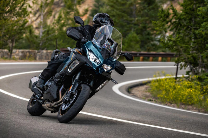 カワサキ「VERSYS 1100 SE」新色で登場, 便利なスマートフォンアプリとの連携で、ライディング体験がさらに快適に, 新色：メタリックディープブルー×メタリックディアブロブラック, VERSYS 1100 SE(メタリックディープブルー×メタリックディアブロブラック) (1/3), VERSYS 1100 SE(メタリックディープブルー×メタリックディアブロブラック) (2/3), VERSYS 1100 SE(メタリックディープブルー×メタリックディアブロブラック) (3/3), VERSYS 1100 SE ※純正アクセサリーパーツ(別売)装着車 (1/2), VERSYS 1100 SE ※純正アクセサリーパーツ(別売)装着車 (2/2), カワサキケアモデルとは