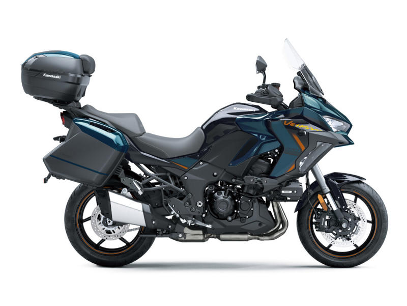 カワサキ「VERSYS 1100 SE」新色で登場, 便利なスマートフォンアプリとの連携で、ライディング体験がさらに快適に, 新色：メタリックディープブルー×メタリックディアブロブラック, VERSYS 1100 SE(メタリックディープブルー×メタリックディアブロブラック) (1/3), VERSYS 1100 SE(メタリックディープブルー×メタリックディアブロブラック) (2/3), VERSYS 1100 SE(メタリックディープブルー×メタリックディアブロブラック) (3/3), VERSYS 1100 SE ※純正アクセサリーパーツ(別売)装着車 (1/2), VERSYS 1100 SE ※純正アクセサリーパーツ(別売)装着車 (2/2), カワサキケアモデルとは