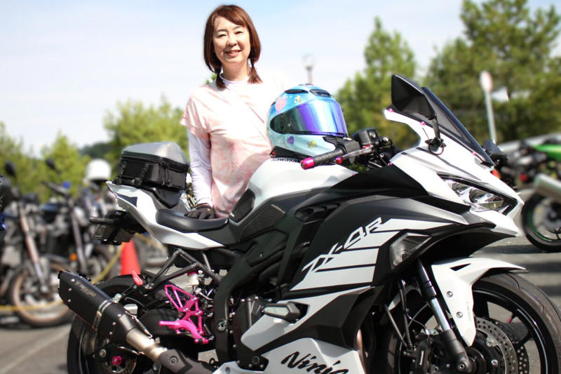 ホワイトの車体+ピンクの差し色で個性的にカスタム ZX-4R, デイトナ主催の人気イベント「茶ミーティング」 (1/4), デイトナ主催の人気イベント「茶ミーティング」 (2/4), デイトナ主催の人気イベント「茶ミーティング」 (3/4), デイトナ主催の人気イベント「茶ミーティング」 (4/4), オーナーさんの愛車を撮影 (1/2), オーナーさんの愛車を撮影 (2/2), オーナーのプロフィール, 車両を購入した理由は？, お気に入りのポイント：ピンクのバックステップ (1/2), 愛車との良い思い出・苦い思い出, ライディングポジション・走行フィーリングは？, お気に入りのポイント, お気に入りのポイント：ピンクのバックステップ (2/2), 購入を検討しているライダーへ (1/3), 愛車を見た周囲の反応は？, このバイクを購入しようとしているライダーに一言, 次に乗り替えるとしたらどんなバイク？, 購入を検討しているライダーへ (2/3), 購入を検討しているライダーへ (3/3)