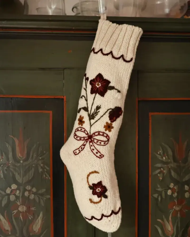 Maximalism, Statement Tree Toppers, Texture and Layering, Food Presentation as Performance, Personal Collections, Neutral Tones, Traditional Colours