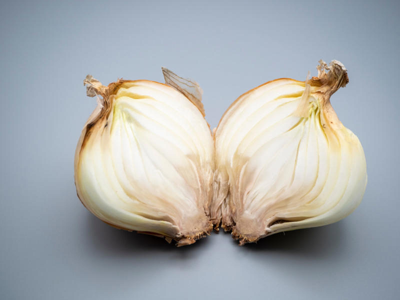 玉ねぎが腐るとどんな状態になるのか, 玉ねぎが腐っているサイン6つ, 1. 強い異臭がある, 2. 表面や中身が柔らかい・ぶよぶよしている, 3. 汁が出ている・ぬめりがある, 4. 白い部分が茶色や黒に変色している, 5. 可食部にカビが生えている, 6. 軸や根元が柔らかい・湿って変色している, 食べてはいけない玉ねぎの状態, 広範囲が柔らかくなっている, 強い異臭が全体から漂っている, 汁やぬめりが出ている, 中まで広がる変色やカビがある, 一部だけ傷んでいる場合の判断, 取り除いて使える場合の条件, カット後に確認するポイント, 安全に使うための注意, 不安なときは捨てる方が安全, 腐った玉ねぎは加熱しても食べられない理由, カビ毒や細菌の毒素は熱に強いことがある, 異臭、ぬめり、汁がある場合は調理しても危険, 新玉ねぎは特に傷みやすい, 新玉ねぎが腐りやすい理由, 傷みでよく見られるサイン, 判断は通常の玉ねぎより厳しめに行う, 玉ねぎを腐らせない保存方法, 常温保存で気をつけたいこと, 暑い季節は冷蔵保存が安心, 冷凍すると柔らかいが腐敗とは異なる
