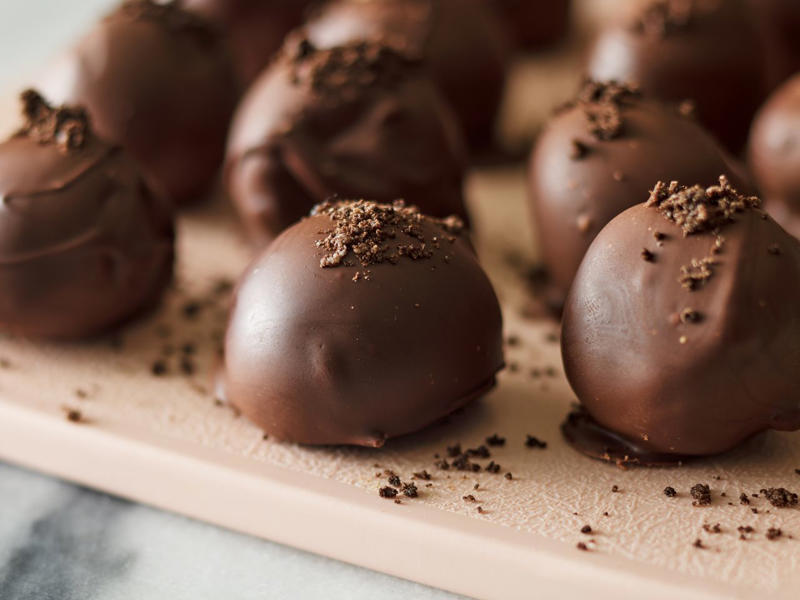 Our Panel of Chocolate-Rating Chefs, Qualities of the Best Chocolate Bars, The Best Chocolate Bar, According to Chefs, Honorable Mentions for the Best Chocolate Bar, How To Enjoy Chocolate Bars Like a Chef