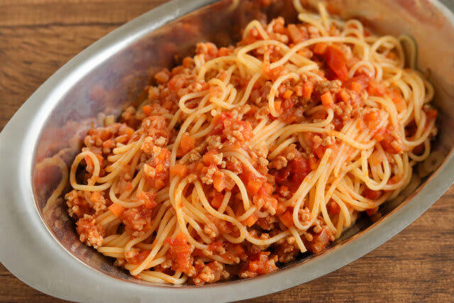 給食のミートソーススパゲッティの作り方, フライパンで野菜を炒める, 豚ひき肉を加えて炒める, トマト缶と調味料を加える, スパゲッティをゆでる, スパゲッティにソースを絡める, 完成したミートソーススパゲッティ