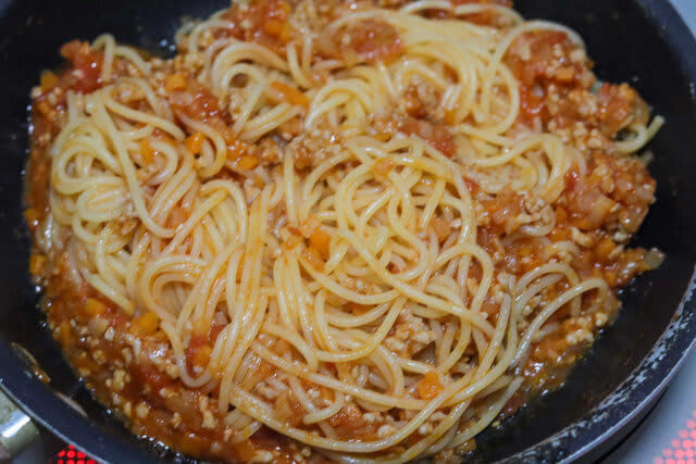 給食のミートソーススパゲッティの作り方, フライパンで野菜を炒める, 豚ひき肉を加えて炒める, トマト缶と調味料を加える, スパゲッティをゆでる, スパゲッティにソースを絡める, 完成したミートソーススパゲッティ