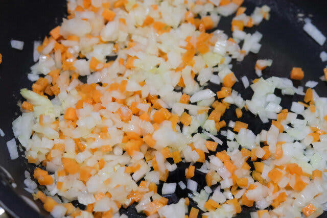 給食のミートソーススパゲッティの作り方, フライパンで野菜を炒める, 豚ひき肉を加えて炒める, トマト缶と調味料を加える, スパゲッティをゆでる, スパゲッティにソースを絡める, 完成したミートソーススパゲッティ