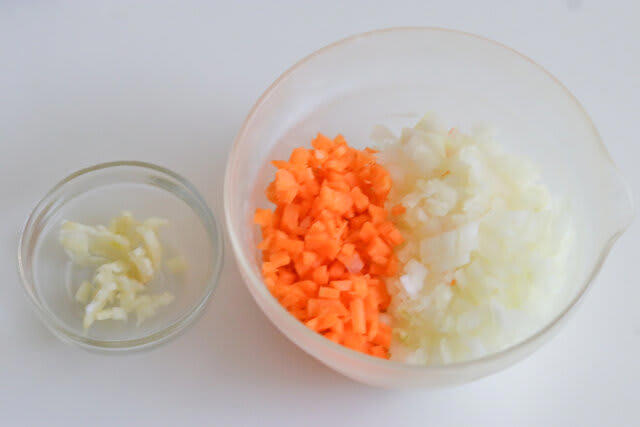 給食のミートソーススパゲッティの作り方, フライパンで野菜を炒める, 豚ひき肉を加えて炒める, トマト缶と調味料を加える, スパゲッティをゆでる, スパゲッティにソースを絡める, 完成したミートソーススパゲッティ