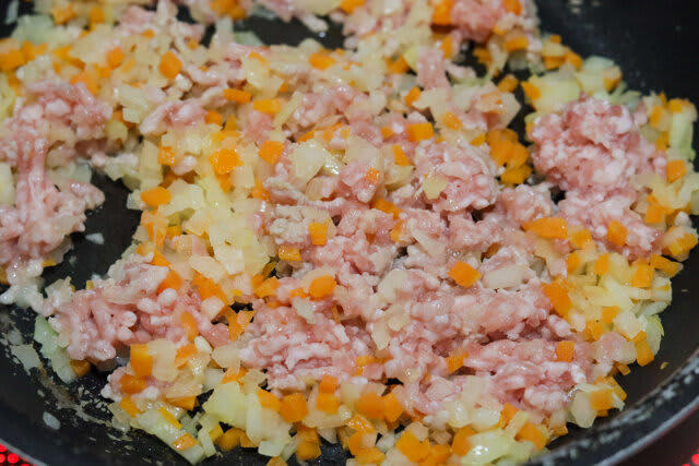 給食のミートソーススパゲッティの作り方, フライパンで野菜を炒める, 豚ひき肉を加えて炒める, トマト缶と調味料を加える, スパゲッティをゆでる, スパゲッティにソースを絡める, 完成したミートソーススパゲッティ
