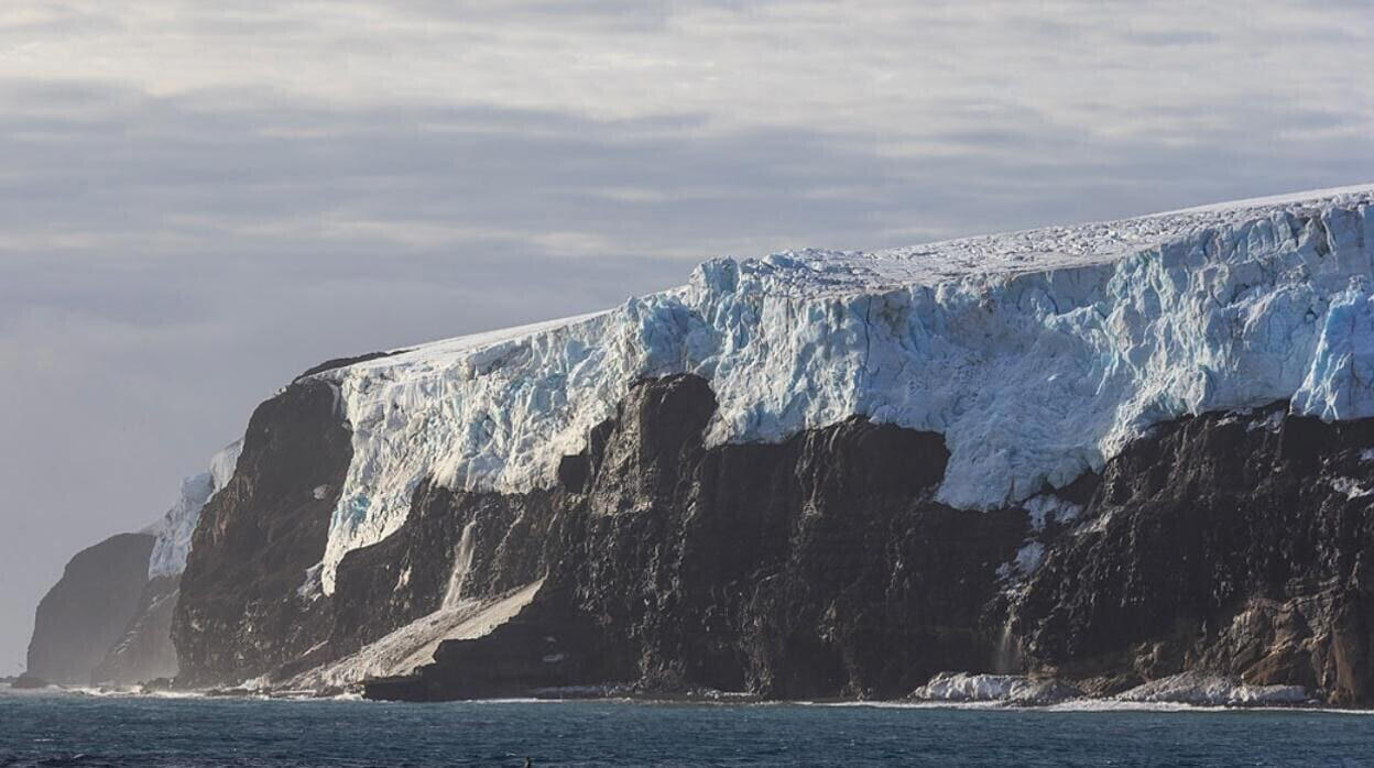 11. Bouvet Island, South Atlantic 15. Eglin Island, USA, 14. Kerguelen Islands, Indian Ocean, 13. Bermeja, Gulf of Mexico, 11. Bouvet Island, South Atlantic, 10. Chagos Archipelago, Indian Ocean, 9. Niihau, United States, 8. Hashima Island, Japan, 7. Gruinard Island, Scotland, 6. Poveglia, Italy, 5. Surtsey, Iceland, 4. Vozrozhdeniya Island, Kazakhstan, 3. Morgan Island, USA, 2. Snake Island, Brasil