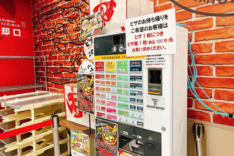 フードコート併設のロピアは国内で約10店舗, 「ピザ・タコス・まぜそば・韓国料理」が楽しめる, 180円タコスは小腹満たしに最適！, テーブルいっぱいのホールピザは390円から, 現金のみの食券制にご注意を！