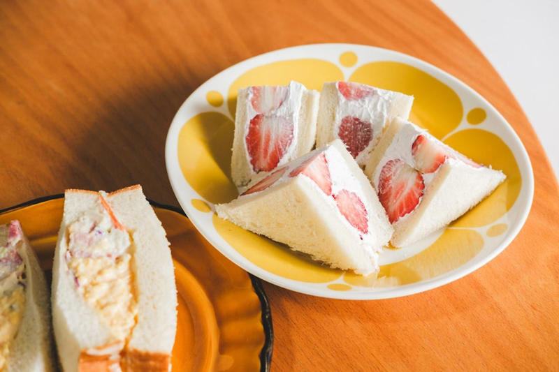 食パンサイズに設計された専用ガイド, お弁当箱みたいに自由に具材を詰めてOK, フルーツサンドも簡単に作れちゃいます, お手入れも簡単。アレの上でも使えるよ！