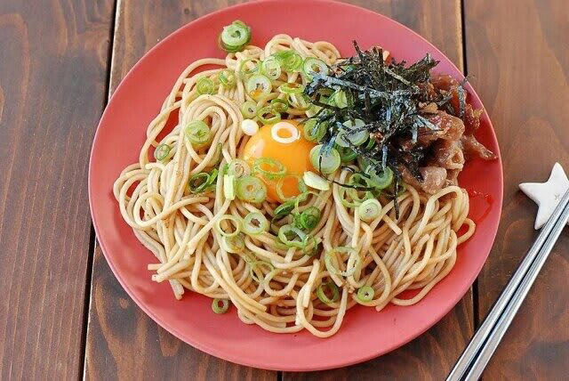 「やけくそカルボナーラ」再現レシピ, やけくそカルボナーラの材料（1人分・809kcal／1人分）, やけくそカルボナーラの作り方（調理時間：10分）, 「悪魔のレンジたぬきスパゲッティ」再現レシピ, たぬきスパゲッティの材料（1人分・645kcal／1人分）, たぬきスパゲッティの作り方（調理時間：13分）, 「焼きそば麺油そば」再現レシピ, 焼きそば麺油そばの材料（1人分・450kcal／1人分）, 焼きそば麺油そばの作り方（調理時間：5分）, アレンジに使ったレンチントッピング2選, たぬきスパゲッティの温泉卵はダイソーの温泉たまごメーカーを使えば簡単！, 焼きそば麺油そばにはレンジで簡単！豚小間チャーシューをトッピング！