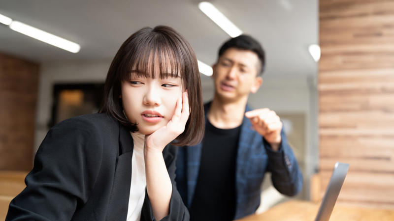 職場で「この人は疲れる」と感じるとき, 職場にいるめんどくさい人の特徴, 1. ネガティブを周囲に振りまく, 2. 責任から距離を置こうとする, 3. 自分の考えを中心に物事を進める, 4. 感情をそのまま表に出す, 5. 話がわかりにくく、意思疎通が難しい, 6. 協力せず、仕事の質が安定しない, めんどくさい人と距離を保つための向き合い方, 必要な範囲だけ関わる姿勢を持つ, 相手に求めすぎない意識を持つ, 感情的にならない伝え方を意識する, やり取りを記録に残す習慣をつくる, じっくり向き合わずに済む環境をつくる, つらさを感じたら早めに相談する