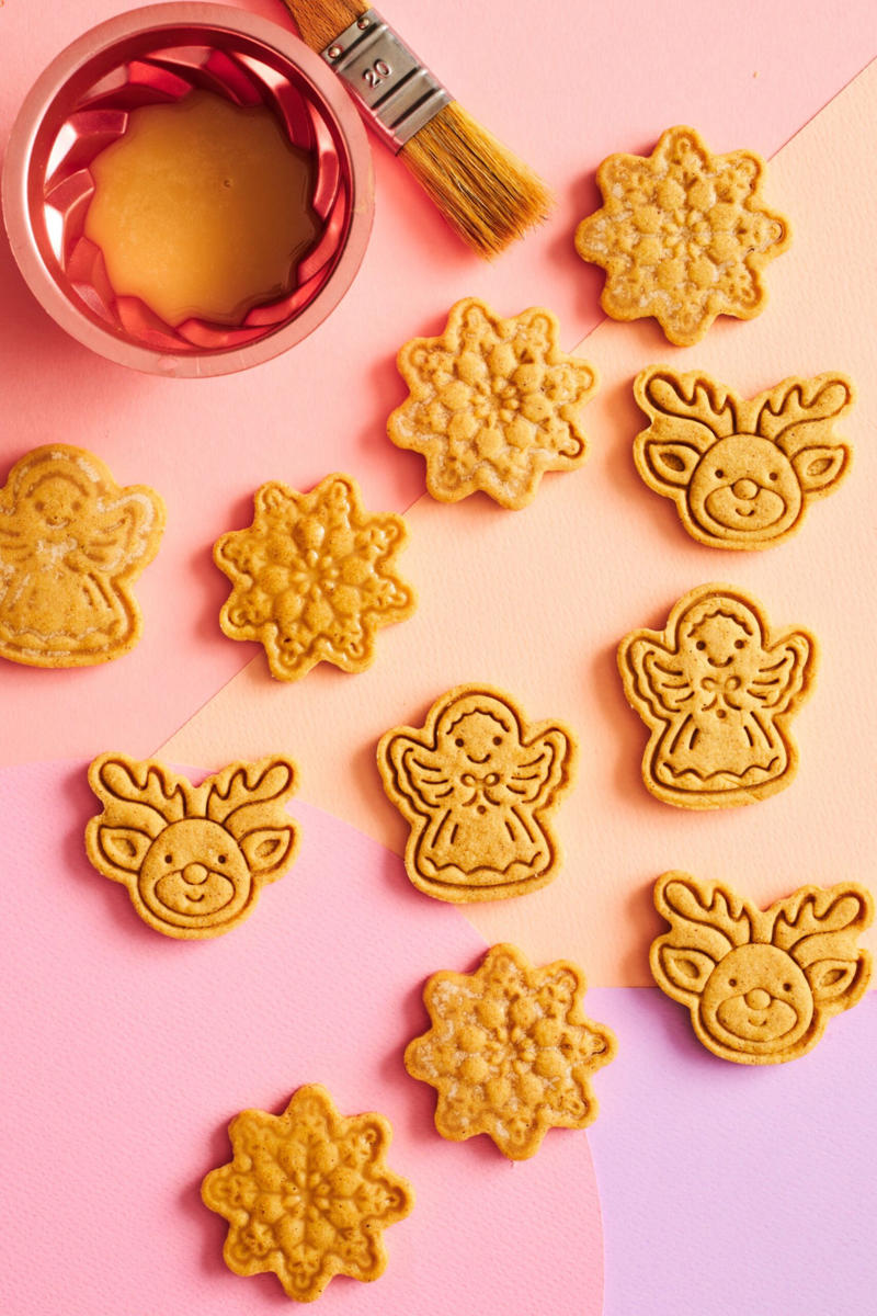 Butter biscuits, Pressed metal decorations, Mini clay candle holder, Pistachio biscuits with white chocolate ganache, Clay ornaments and gift toppers, Speculoos spiced cookies, Neapolitan ice-cream sandwich, Tea light candles, Festive garland