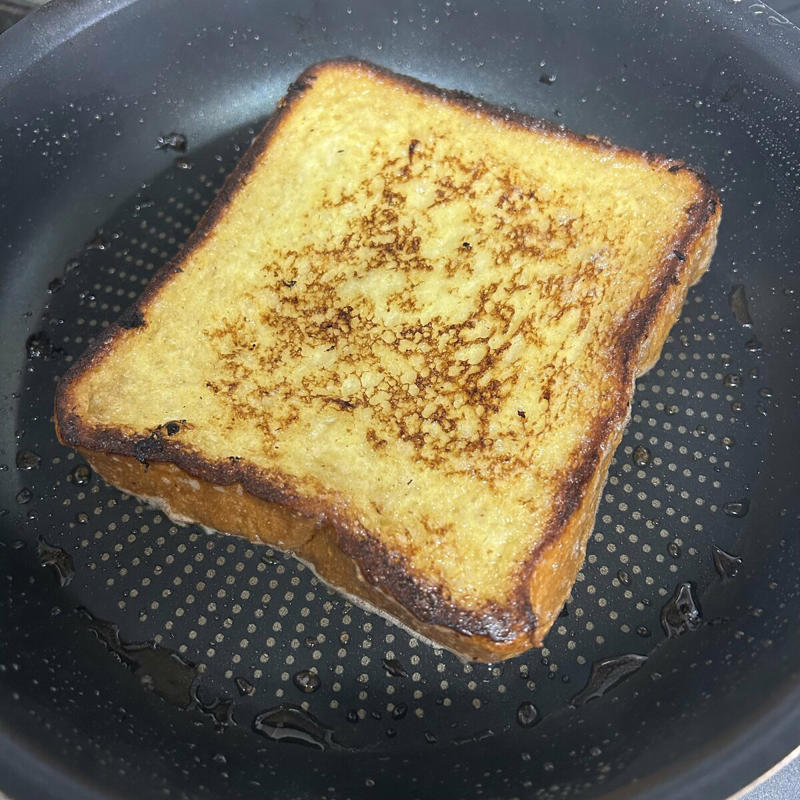 レンジでつくれる「フレンチトーストメーカー」, しっとりとろけるフレンチトーストのつくり方, しっとりなめらかなフレンチトーストが完成！, こんがり派はフライパンも使ってみて, いろいろな食感を楽しめる！