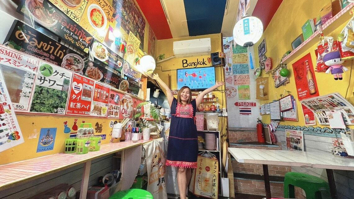 バンコク生まれ、日本育ち, 日本の小学校にはすぐになじめた, 父から店を引き継いで, ココナッツ名物「ポジティブノート」とは？, 通訳やMCとしても活躍