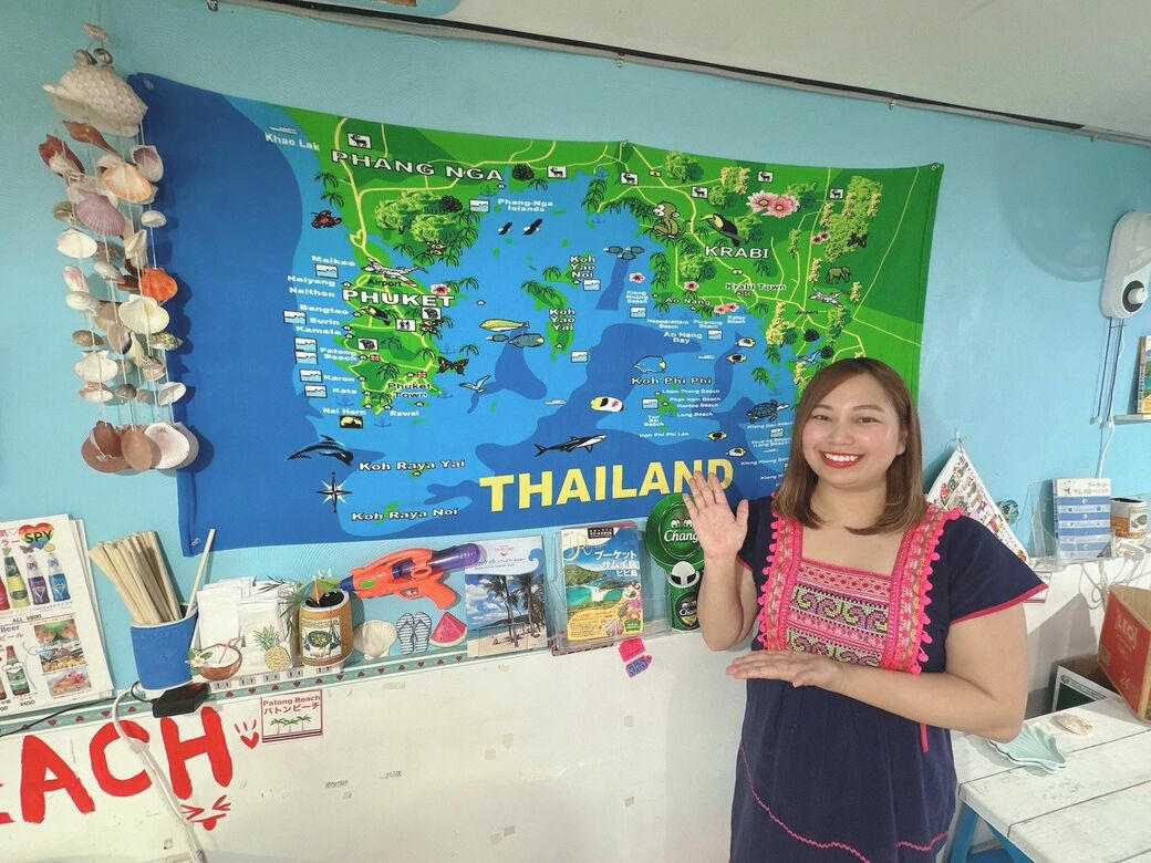 バンコク生まれ、日本育ち, 日本の小学校にはすぐになじめた, 父から店を引き継いで, ココナッツ名物「ポジティブノート」とは？, 通訳やMCとしても活躍