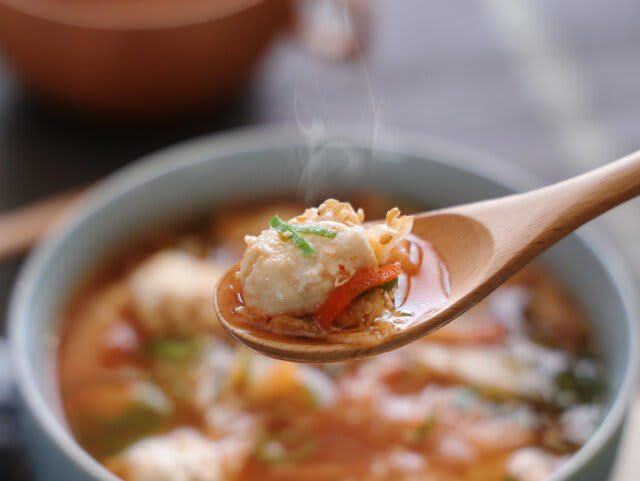 鶏団子と豆腐のチゲ風食べるスープを作るのにかかる時間, 鶏団子と豆腐のチゲ風食べるスープのカロリー, 鶏団子と豆腐のチゲ風食べるスープのレシピ, 鶏団子と豆腐のチゲ風食べるスープの材料（2人分）, 鶏団子と豆腐のチゲ風食べるスープの作り方