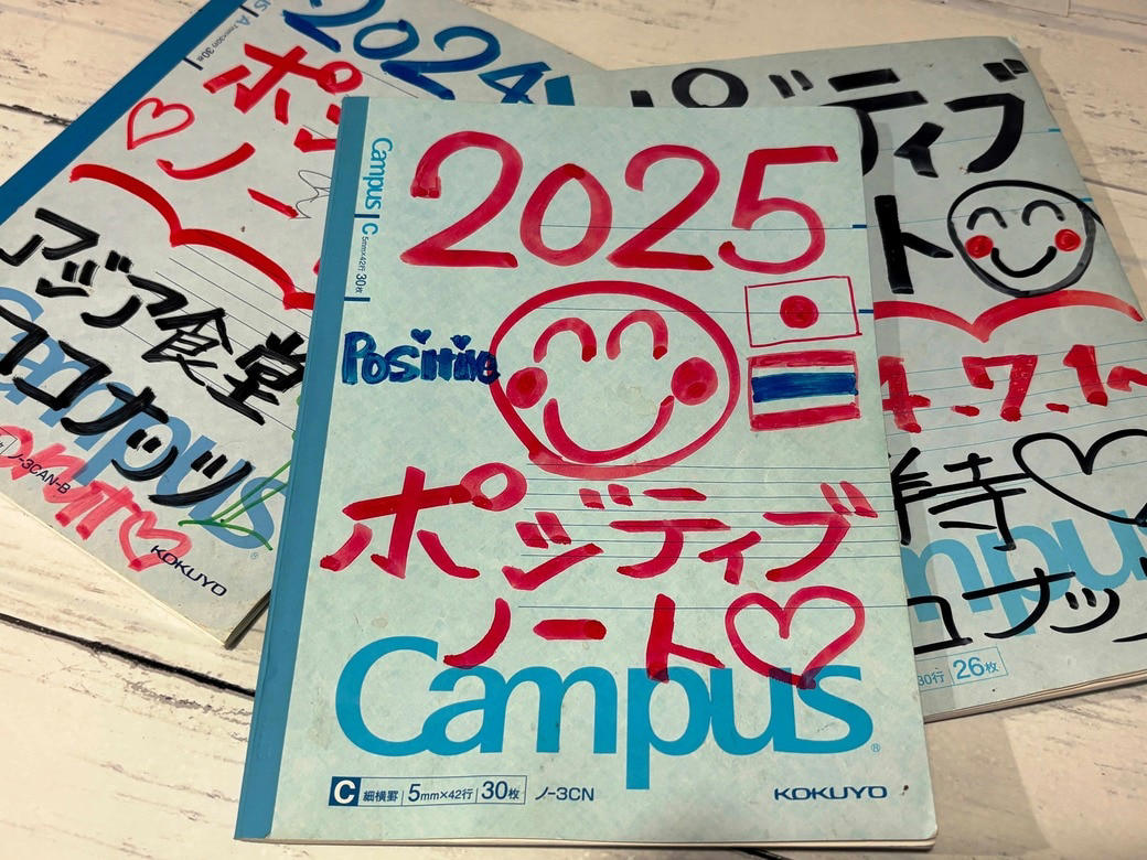 バンコク生まれ、日本育ち, 日本の小学校にはすぐになじめた, 父から店を引き継いで, ココナッツ名物「ポジティブノート」とは？, 通訳やMCとしても活躍