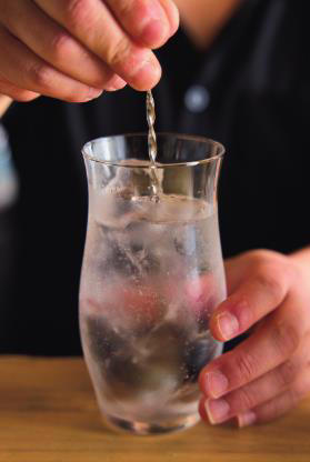 「芋、麦、米、黒糖。お好きな焼酎でどうぞ！」, １：３の黄金比率で、爽快な泡と香りが弾ける, 「喉越しのよさが身上。ぐびぐび飲めるレシピです」, BBQやホームパーティで大活躍する、「ソーダ前割り」作ってみよう！