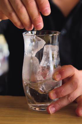 「芋、麦、米、黒糖。お好きな焼酎でどうぞ！」, １：３の黄金比率で、爽快な泡と香りが弾ける, 「喉越しのよさが身上。ぐびぐび飲めるレシピです」, BBQやホームパーティで大活躍する、「ソーダ前割り」作ってみよう！