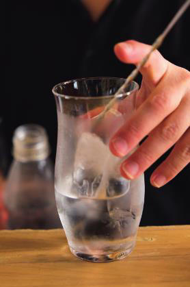 「芋、麦、米、黒糖。お好きな焼酎でどうぞ！」, １：３の黄金比率で、爽快な泡と香りが弾ける, 「喉越しのよさが身上。ぐびぐび飲めるレシピです」, BBQやホームパーティで大活躍する、「ソーダ前割り」作ってみよう！