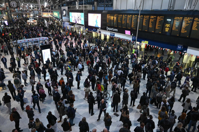 List of railway works over Christmas and New Year , Latest London news , Luton Airport strikes, Heathrow Airport strikes, London travel disruption over Christmas