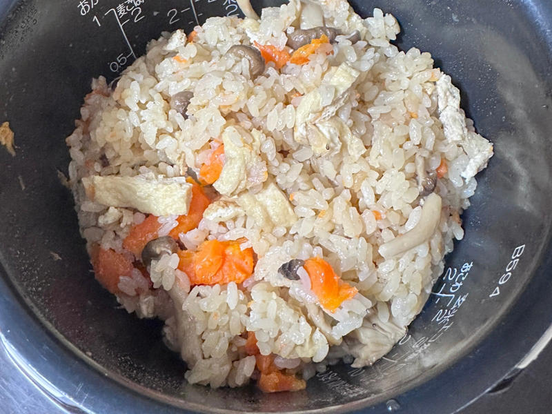 「おいしいけど、面倒」を解決できる, 炊き込みご飯モードで炊く, 丸ごと入れてもちゃんと炊けます, にんじんを丸ごと入れておいしくできる！包丁いらずの炊き込みご飯