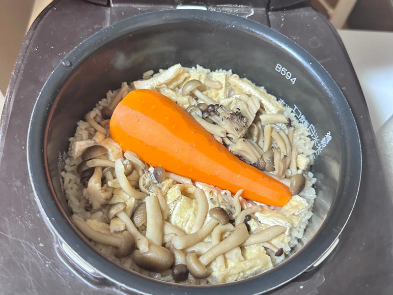 「おいしいけど、面倒」を解決できる, 炊き込みご飯モードで炊く, 丸ごと入れてもちゃんと炊けます, にんじんを丸ごと入れておいしくできる！包丁いらずの炊き込みご飯