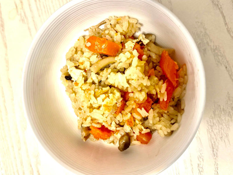 「おいしいけど、面倒」を解決できる, 炊き込みご飯モードで炊く, 丸ごと入れてもちゃんと炊けます, にんじんを丸ごと入れておいしくできる！包丁いらずの炊き込みご飯