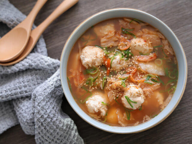 鶏団子と豆腐のチゲ風食べるスープを作るのにかかる時間, 鶏団子と豆腐のチゲ風食べるスープのカロリー, 鶏団子と豆腐のチゲ風食べるスープのレシピ, 鶏団子と豆腐のチゲ風食べるスープの材料（2人分）, 鶏団子と豆腐のチゲ風食べるスープの作り方