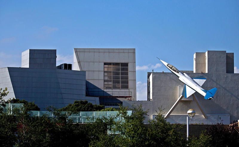 Walt Disney Concert Hall, Los Angeles, 2003, Gehry Residence, Santa Monica, 1978, Loyola Law School, Westlake, 1978-2002, Chiat/Day Building, Venice, 1991, Norton Residence, Venice, 1984, Temporary Contemporary (Now Geffen Contemporary at MOCA), Downtown, 1983, Air and Space Gallery, Exposition Park, 1984, Gemini G.E.L. Studios, West Hollywood, 1976 onward , Edgemar Center, Santa Monica, 1988, Hopper Compound, Venice, 1983, Schnabel House, Brentwood, 1989