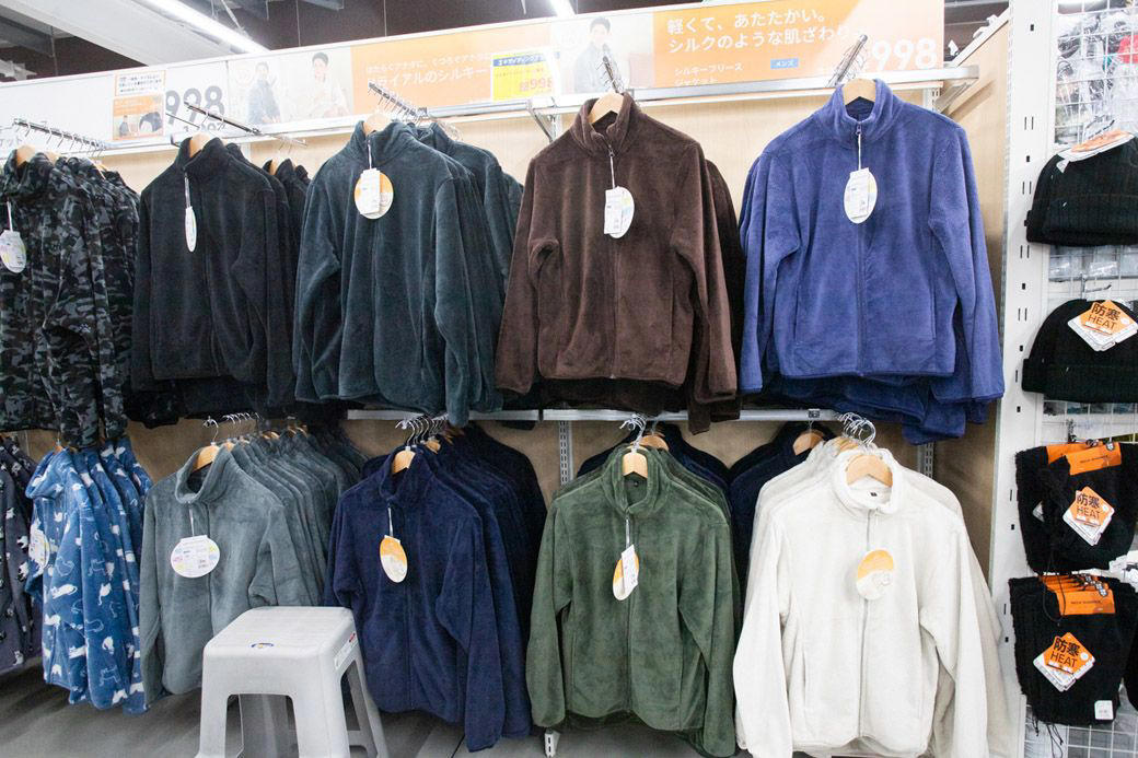 スーパーで買えるフリース、なぜ人気なのか？, 絶妙な「ダサかわいい」の塩梅, 過去には「城」や「ドクロ」などの柄も！, 暮らしに寄り添った設計のフリース, 今後は「ついで買い」から「指名買い」へ, 東京進出でトライアルのアパレルはどう変わるか！？