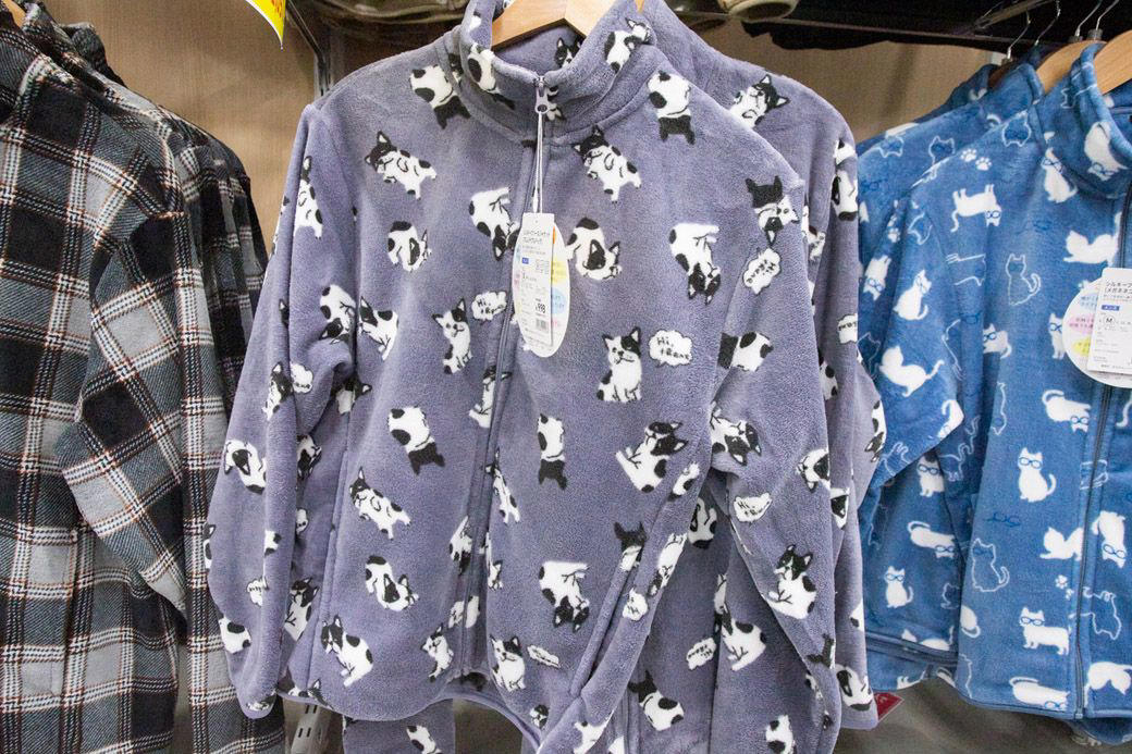 スーパーで買えるフリース、なぜ人気なのか？, 絶妙な「ダサかわいい」の塩梅, 過去には「城」や「ドクロ」などの柄も！, 暮らしに寄り添った設計のフリース, 今後は「ついで買い」から「指名買い」へ, 東京進出でトライアルのアパレルはどう変わるか！？
