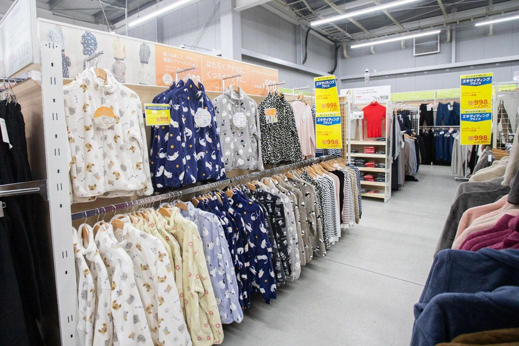 スーパーで買えるフリース、なぜ人気なのか？, 絶妙な「ダサかわいい」の塩梅, 過去には「城」や「ドクロ」などの柄も！, 暮らしに寄り添った設計のフリース, 今後は「ついで買い」から「指名買い」へ, 東京進出でトライアルのアパレルはどう変わるか！？