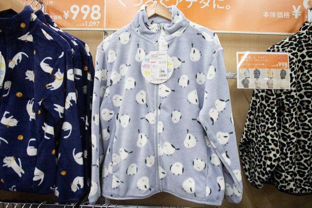 スーパーで買えるフリース、なぜ人気なのか？, 絶妙な「ダサかわいい」の塩梅, 過去には「城」や「ドクロ」などの柄も！, 暮らしに寄り添った設計のフリース, 今後は「ついで買い」から「指名買い」へ, 東京進出でトライアルのアパレルはどう変わるか！？