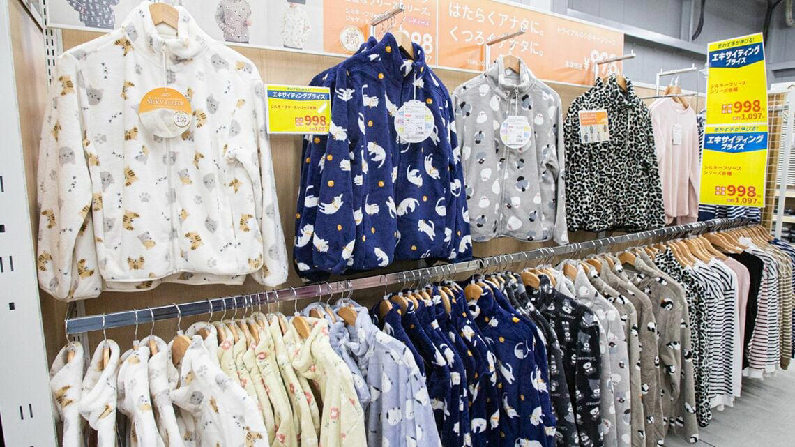 スーパーで買えるフリース、なぜ人気なのか？, 絶妙な「ダサかわいい」の塩梅, 過去には「城」や「ドクロ」などの柄も！, 暮らしに寄り添った設計のフリース, 今後は「ついで買い」から「指名買い」へ, 東京進出でトライアルのアパレルはどう変わるか！？