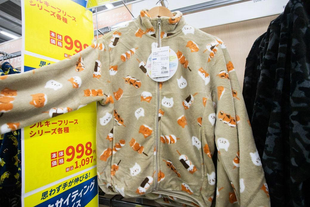 スーパーで買えるフリース、なぜ人気なのか？, 絶妙な「ダサかわいい」の塩梅, 過去には「城」や「ドクロ」などの柄も！, 暮らしに寄り添った設計のフリース, 今後は「ついで買い」から「指名買い」へ, 東京進出でトライアルのアパレルはどう変わるか！？