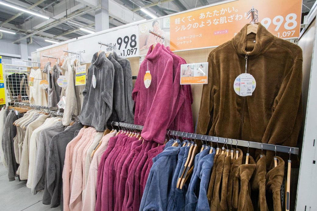 スーパーで買えるフリース、なぜ人気なのか？, 絶妙な「ダサかわいい」の塩梅, 過去には「城」や「ドクロ」などの柄も！, 暮らしに寄り添った設計のフリース, 今後は「ついで買い」から「指名買い」へ, 東京進出でトライアルのアパレルはどう変わるか！？