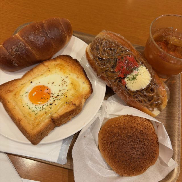 驚きと美味しさがいっぱい！「ORANGE FIELDS Bread Factory」, 万博で大人気！マルタ館のフティーラ, ユニークなパンの宝庫！, コーヒー・紅茶が飲み放題！, パン×フリードリンク=朝のしあわせ時間