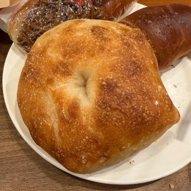 驚きと美味しさがいっぱい！「ORANGE FIELDS Bread Factory」, 万博で大人気！マルタ館のフティーラ, ユニークなパンの宝庫！, コーヒー・紅茶が飲み放題！, パン×フリードリンク=朝のしあわせ時間