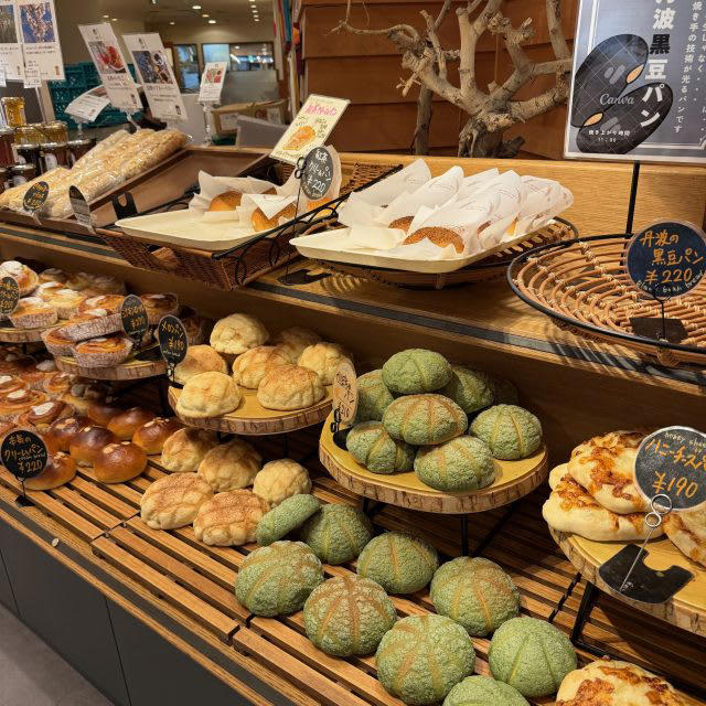 驚きと美味しさがいっぱい！「ORANGE FIELDS Bread Factory」, 万博で大人気！マルタ館のフティーラ, ユニークなパンの宝庫！, コーヒー・紅茶が飲み放題！, パン×フリードリンク=朝のしあわせ時間